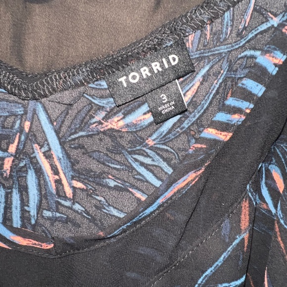 Torrid palm print strappy camisole. - Picture 3 of 4